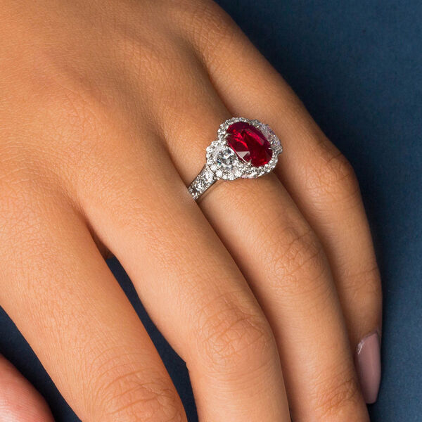 Bague à 3 pierres avec rubis ovale et halo de diamants