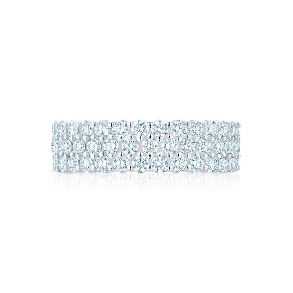 Alliance en or blanc sertie de 1.29 ct de diamants disposés sur trois rangs