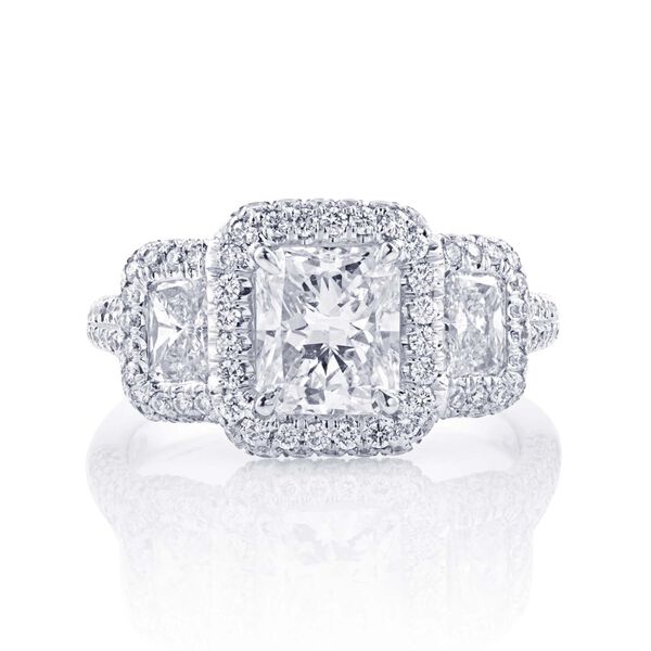 Bague de fiançailles à trois diamants coupe radiant avec halo simple