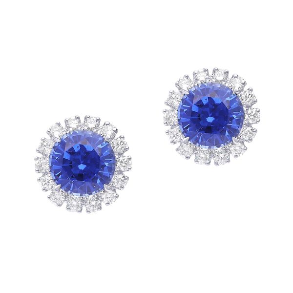 Boucles d'oreilles clous en or blanc avec saphirs rondes et halo de diamants