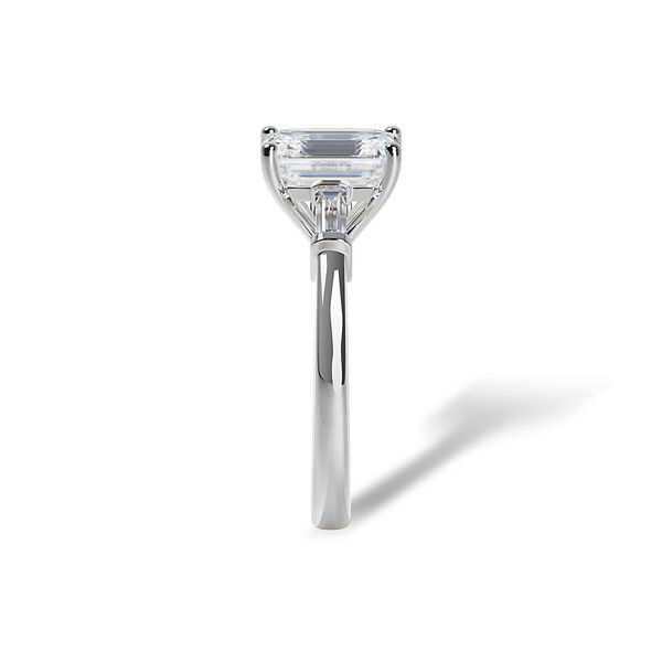 Bague de fiançailles à diamants émeraude avec diamants baguettes latéraux