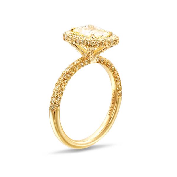 Bague de fiançailles en or jaune avec diamant coupe coussin et halo simple