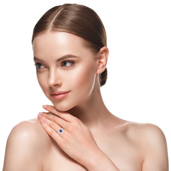 maison birks salon blue sapphire diamond halo ring sg10362r 8x6 bs on model image number 4