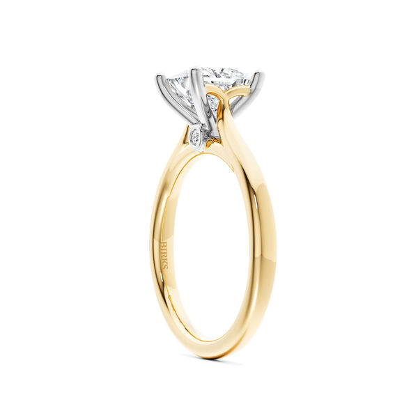 Bague de fian&ccedil;ailles solitaire avec diamant taille ovale en or jaune