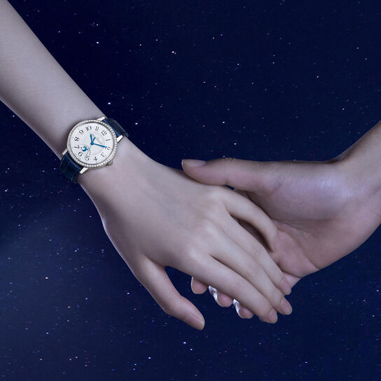 maison birks jaeger lecoultre rendez vous night day medium 34mm q3448430 On Model image number 3