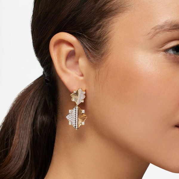 Exceptionnelles boucles d'oreilles pendantes en or jaune guilloché et diamants
