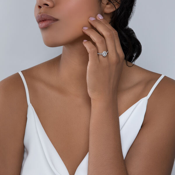 Bague de fiançailles à diamant ovale avec simple halo et anneau en platine orné de diamants