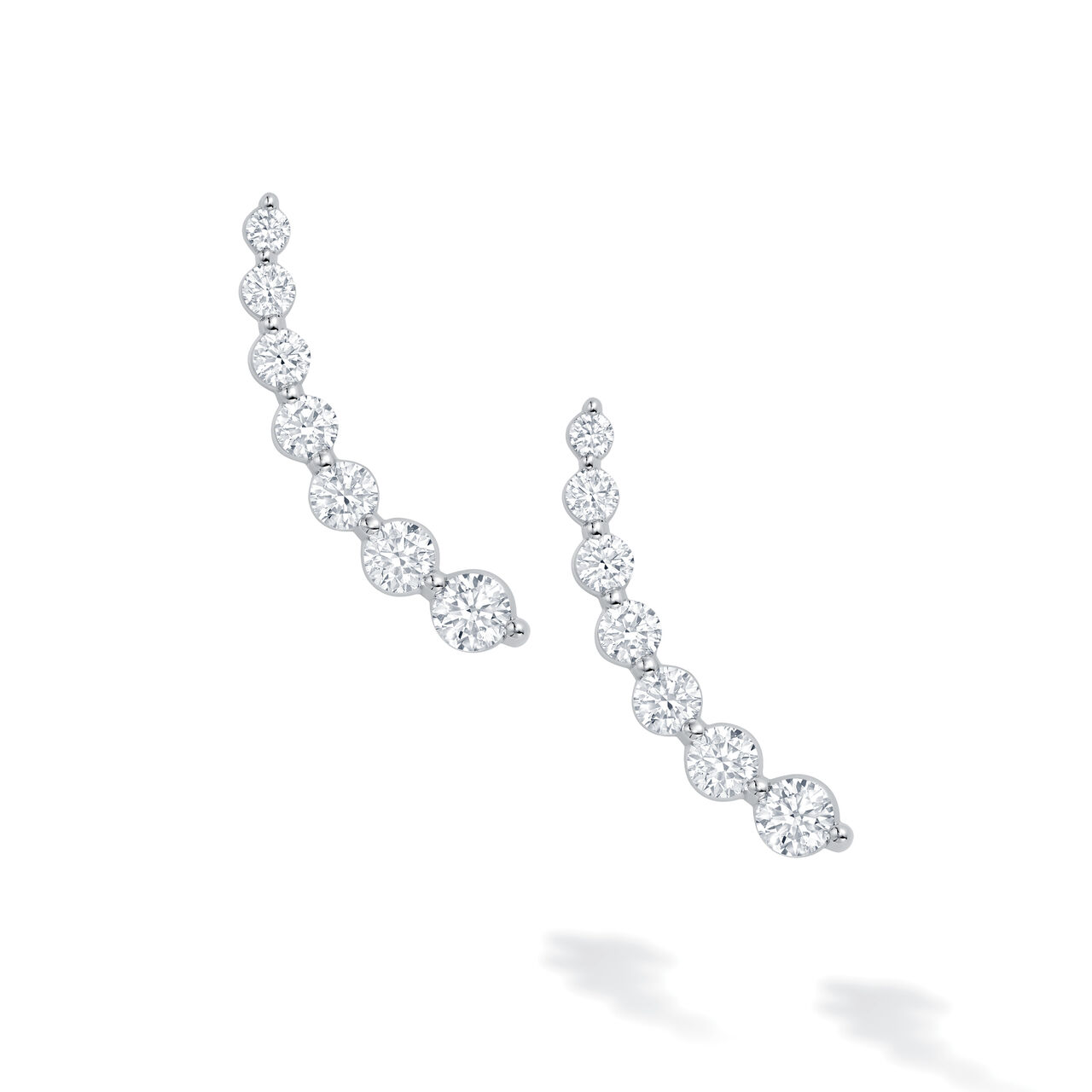 Boucles d'oreilles graimpantes en or blanc avec diamants sur griffes image number 1
