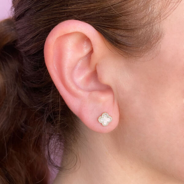 Boucles d'oreilles clous Clover en or jaune avec nacre et avec pav&eacute; de diamants