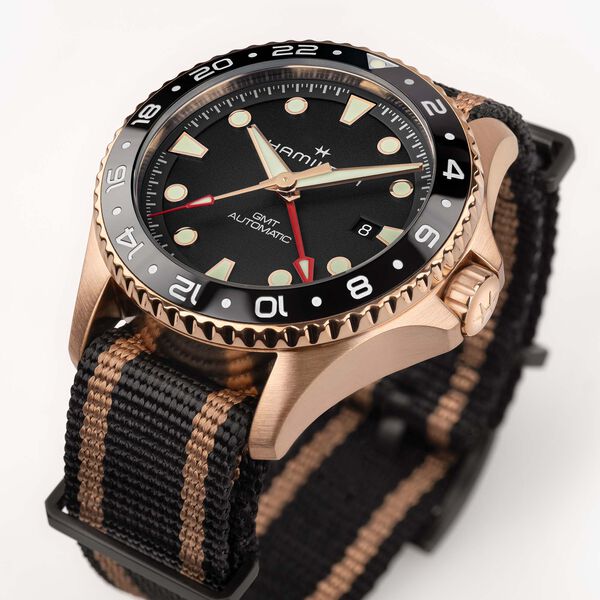 Khaki Navy Scuba 43 mm GMT automatique en bronze et titane