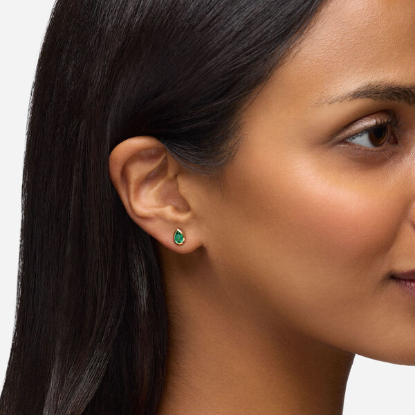 Boucles d'oreilles en or jaune avec &eacute;meraudes
