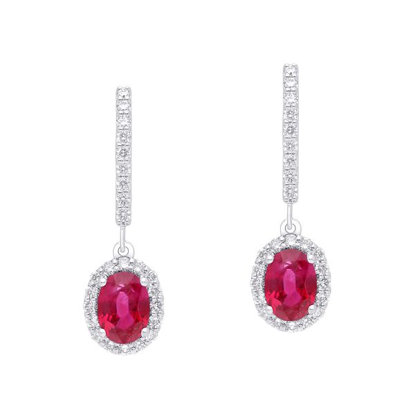 Boucles d'oreilles pendantes avec rubies ovales et halo de diamants