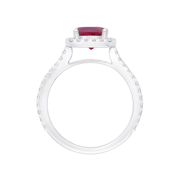 Bague en or blanc avec rubie à coupe coussin et halo de diamants
