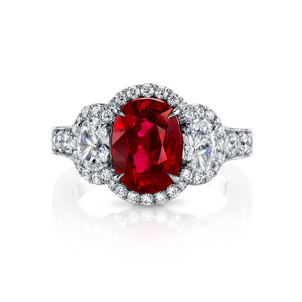 Bague à 3 pierres avec rubis ovale et halo de diamants