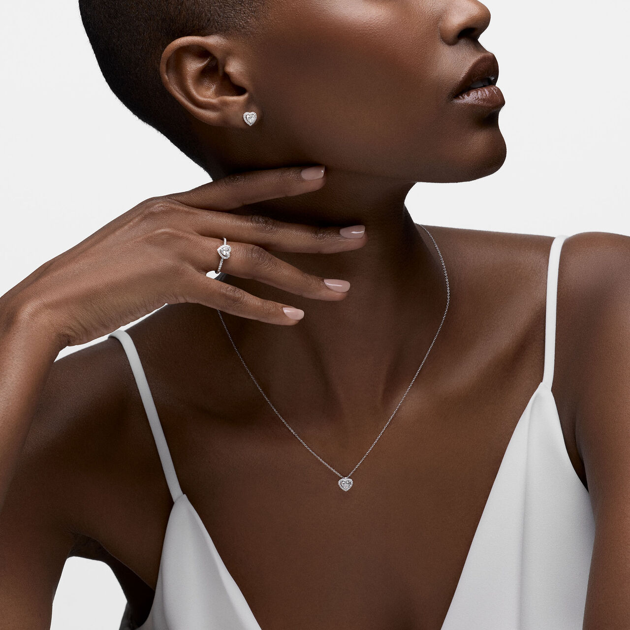 Birks Essentiels boucles d'oreilles en forme de coeur en diamant et or blanc image number 2