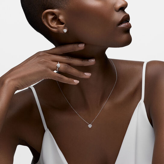 Birks Essentiels boucles d'oreilles en forme de coeur en diamant et or blanc image number 2