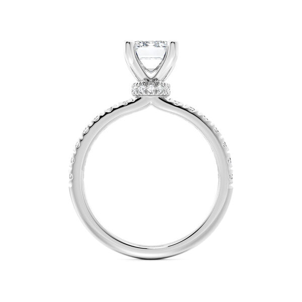 Bague de fian&ccedil;ailles en or blanc avec solitaire &eacute;meraude et pav&eacute; de diamants, avec halo cach&eacute; en pav&eacute;