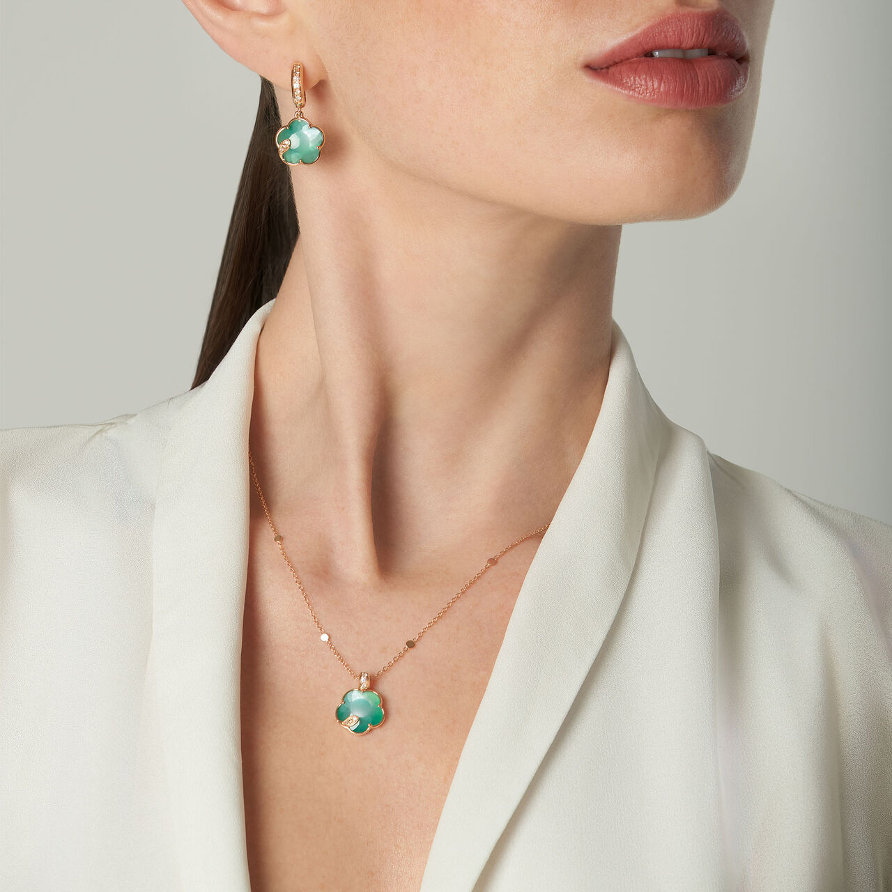 Pasquale Bruni pendentif Petit Joli Lunaire en or rose avec pierre de jardin lunaire et diamants sur mannequin image number 1