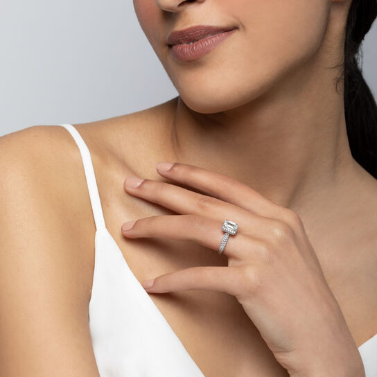 Bague de fiançailles à diamant solitaire coupe émeraude avec halo et anneau serti de diamant image number 1