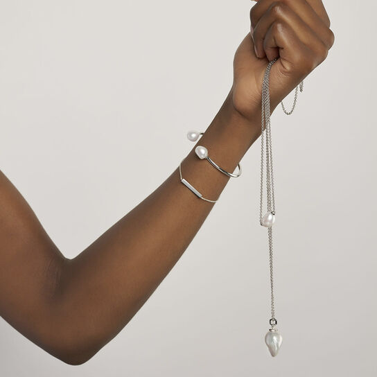 Birks Pearls pendentif orné d'une grosse perle d'eau douce baroque et d'argent sur mannequin image number 2