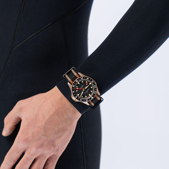 Hamilton Khaki Navy Scuba 43 mm GMT automatique en bronze et titane image number 1