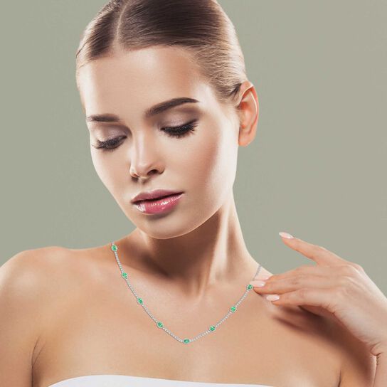 maison birks salon emerald linked necklace sg04574n em on model image number 2