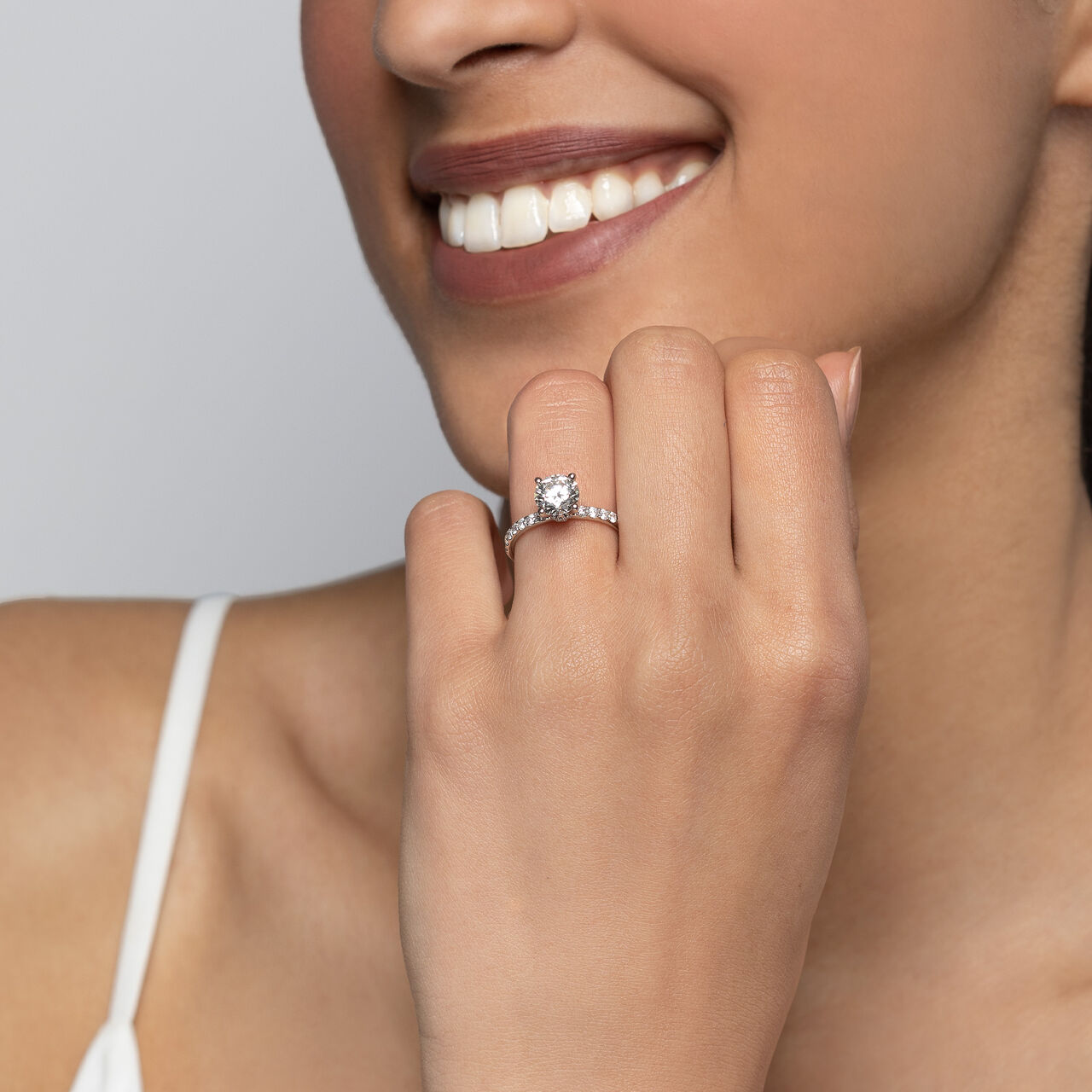 Bague de fiançailles à diamant solitaire rond avec anneau serti de diamants image number 1