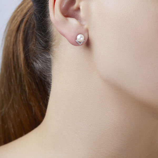 Boucles d'oreilles clous Trend en or blanc avec perles et diamants