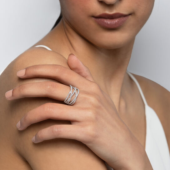 Birks RosÃ©e Du Matin Medium Diamond White Gold Ring on model image number 1
