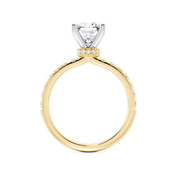 Bague de fian&ccedil;ailles en or jaune  avec solitaire taille coussin et pav&eacute; de diamants, avec halo cach&eacute; en pav&eacute;