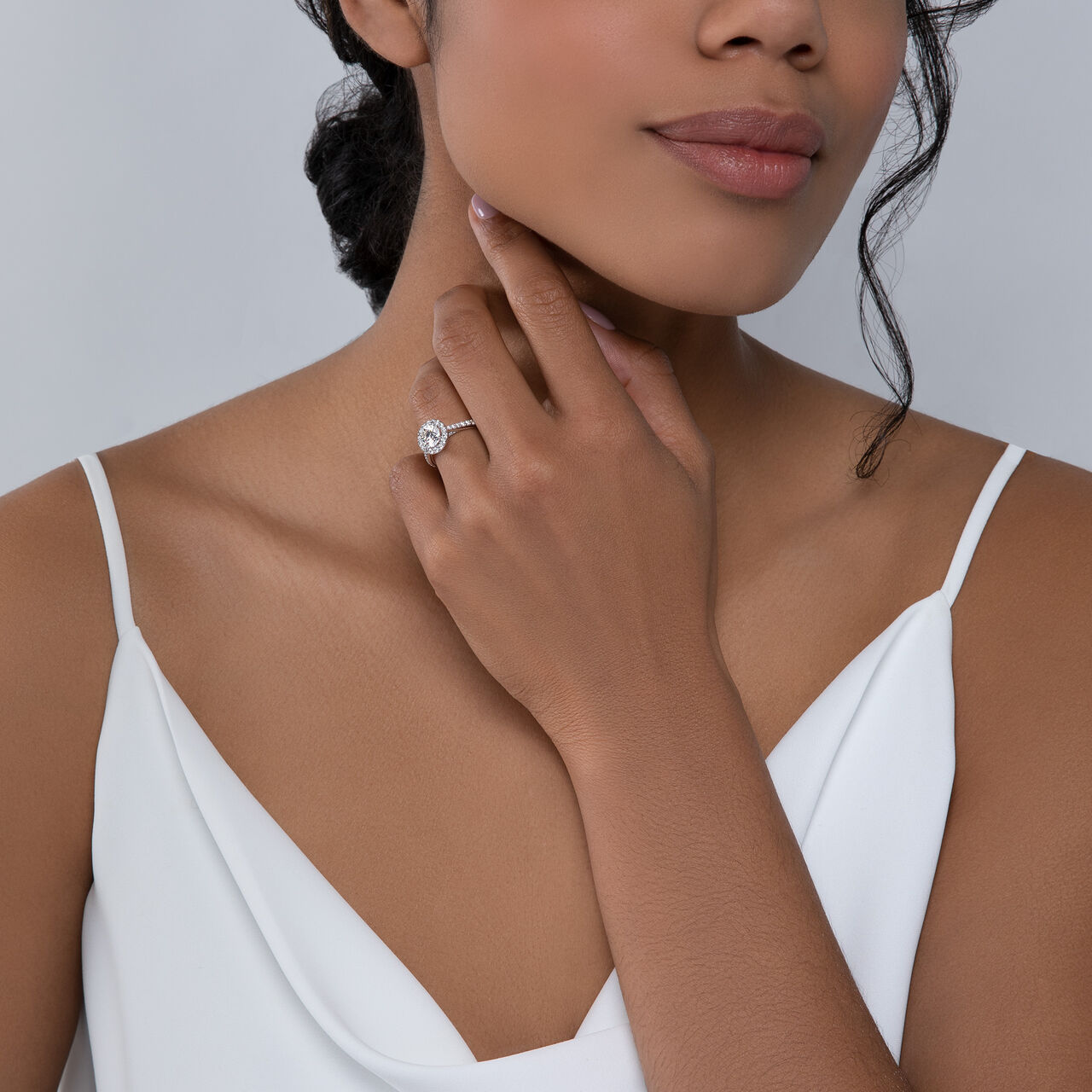 Round solitaire halo engagement rings online