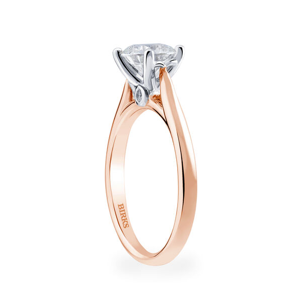 Bague de fiançailles en or rose à diamant solitaire rond