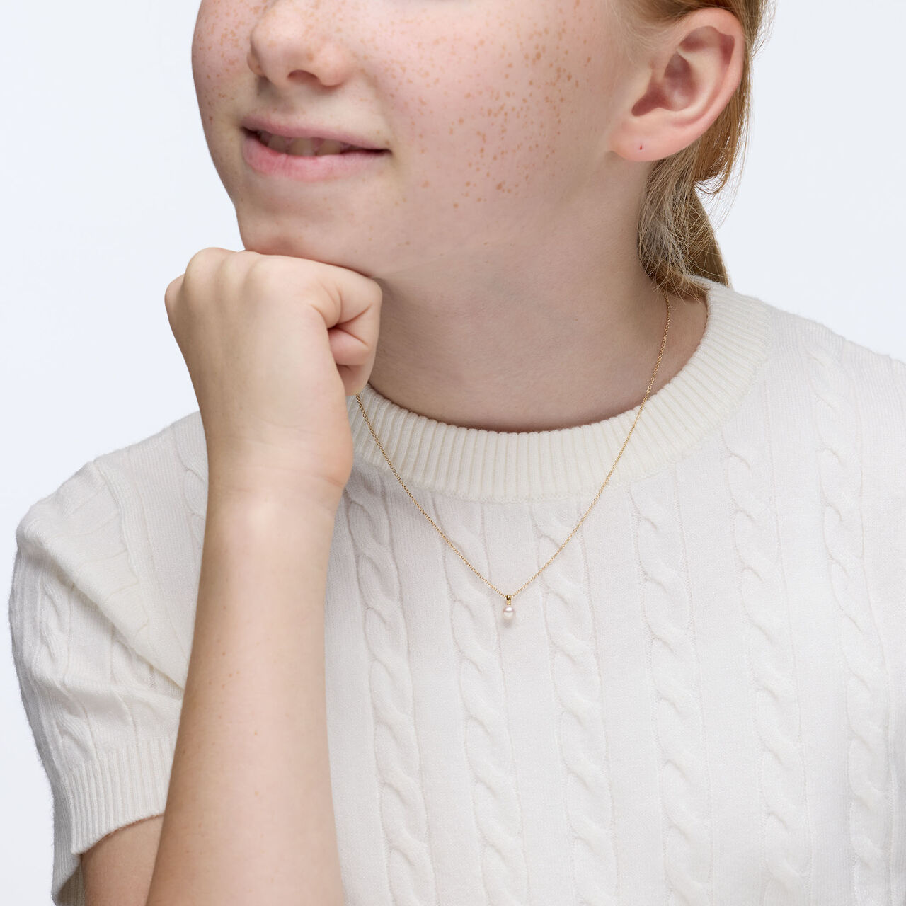 Birks Essentials children&rsquo;s pendant in yellow gold featuring a luminous freshwater pearl image number 1