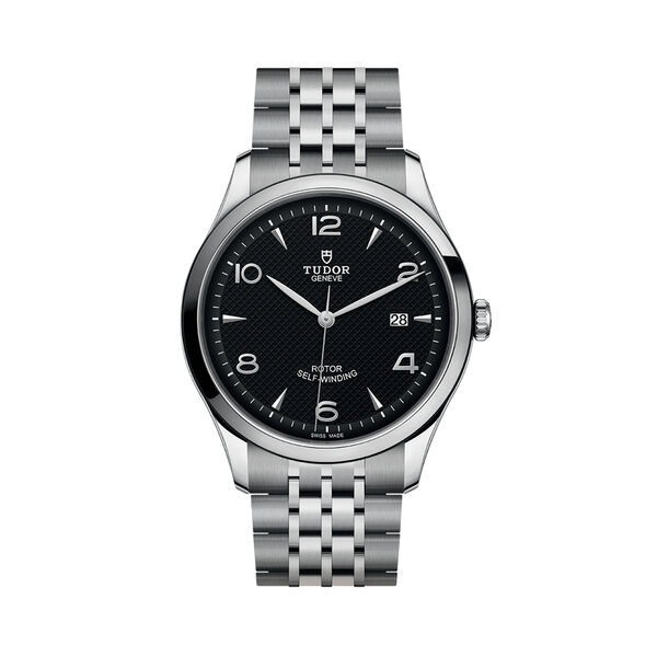 Boîtier en acier 41 mm. cadran foncé. bracelet en acier