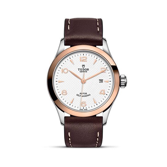 Tudor 1926 Boîtier en acier 28 mm^ lunette en or rose^ bracelet en cuir brun image number 0