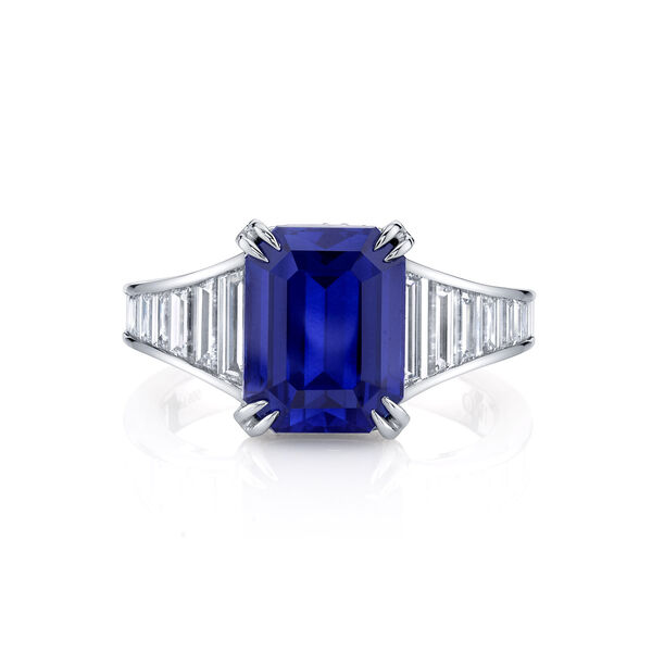 Bague avec saphir coupe émeraude avec diamants
