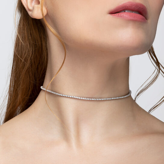Birks Essentiels Collier ras-de-cou en or blanc avec simple rangée de diamants sur mannequin image number 1