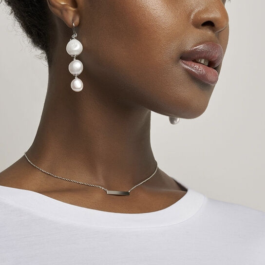 Birks Pearls Boucles d'oreilles pendeloques en argent ornées d'une perle d'eau douce baroque sur mannequin image number 1