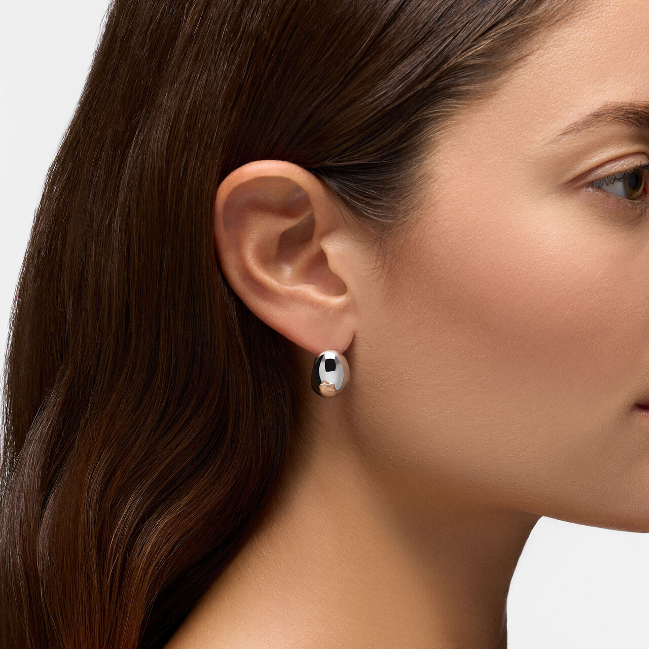 Birks Essentiels boucles d'oreilles bomb&eacute;es en argent sur mannequin image number 1