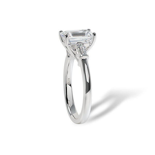 Bague de fiançailles à diamants émeraude avec diamants baguettes latéraux
