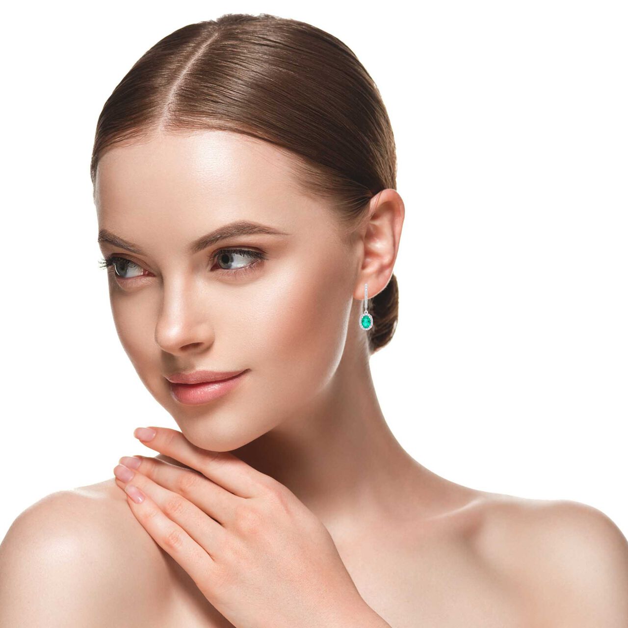 maison birks salon oval emerald drop earrings sg05252e cp ru em on model image number 2