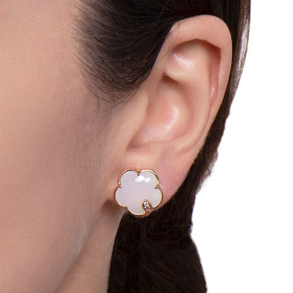 Boucles d'oreilles clous Petit Joli en or rose avec agate blanche et diamants