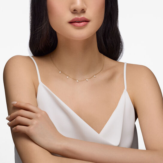 On-model view of Birks P&eacute;tale yellow gold and diamond choker necklace worn on the neck image number 1