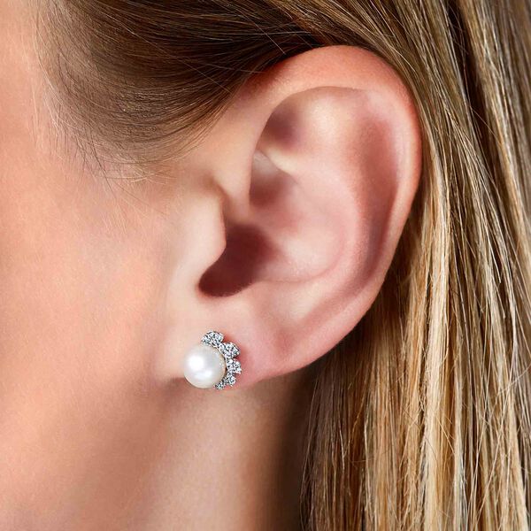 Boucles d'oreilles clous Trend en or blanc avec perles et diamants