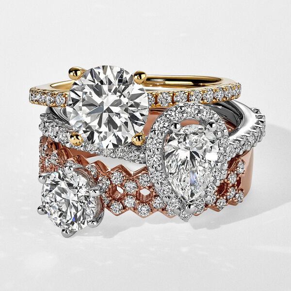 Bague de fiançailles à diamant coupe poire avec simple halo et anneau serti de diamants