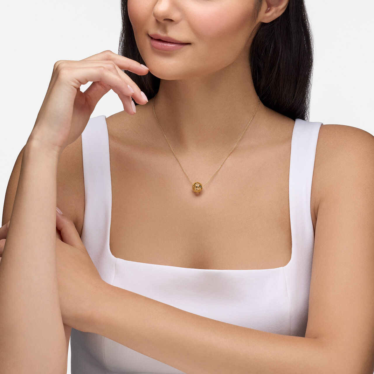 Birks Dare to Dream collier &agrave; boule en maille en or jaune sur mannequin image number 1
