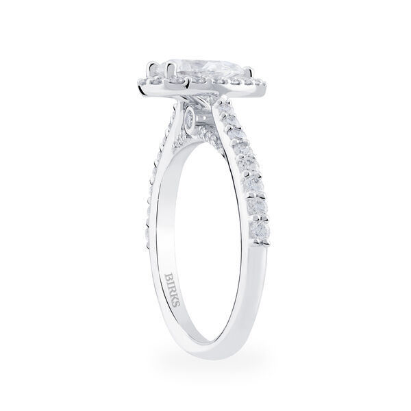 Bague de fiançailles à diamant ovale avec simple halo et anneau en platine orné de diamants