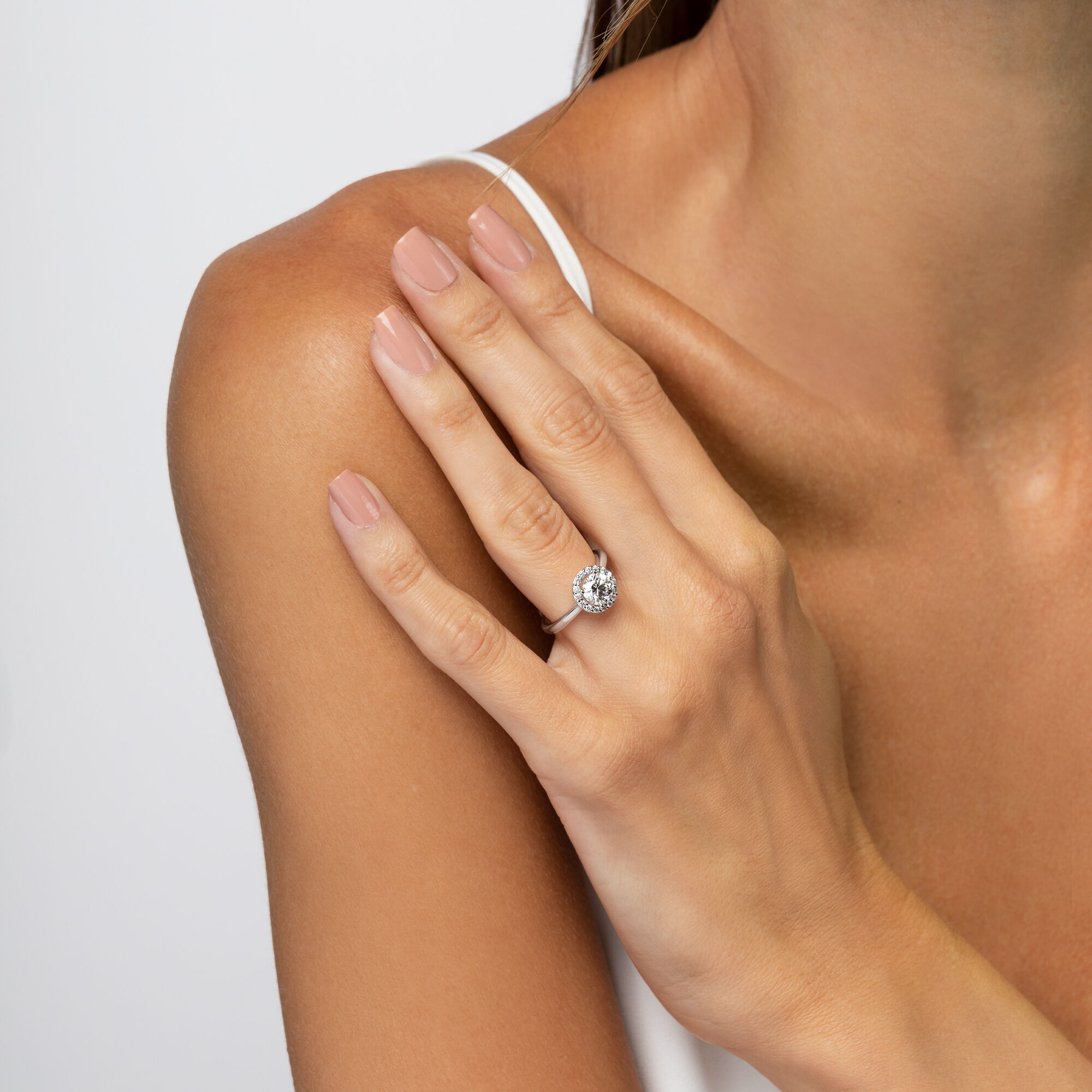 Solitaire diamond with outlet halo