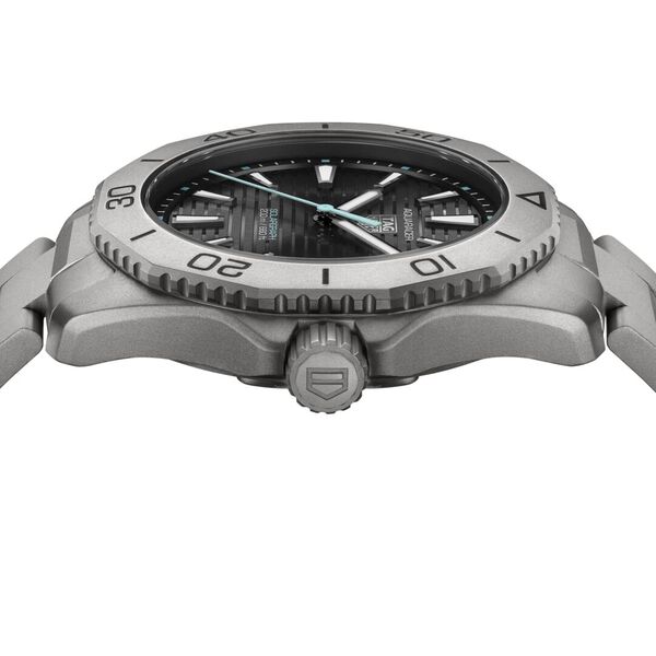 Aquaracer Professional 200 40 mm Solargraph quartz en titane