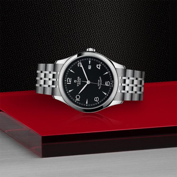 Boîtier en acier 41 mm. cadran foncé. bracelet en acier